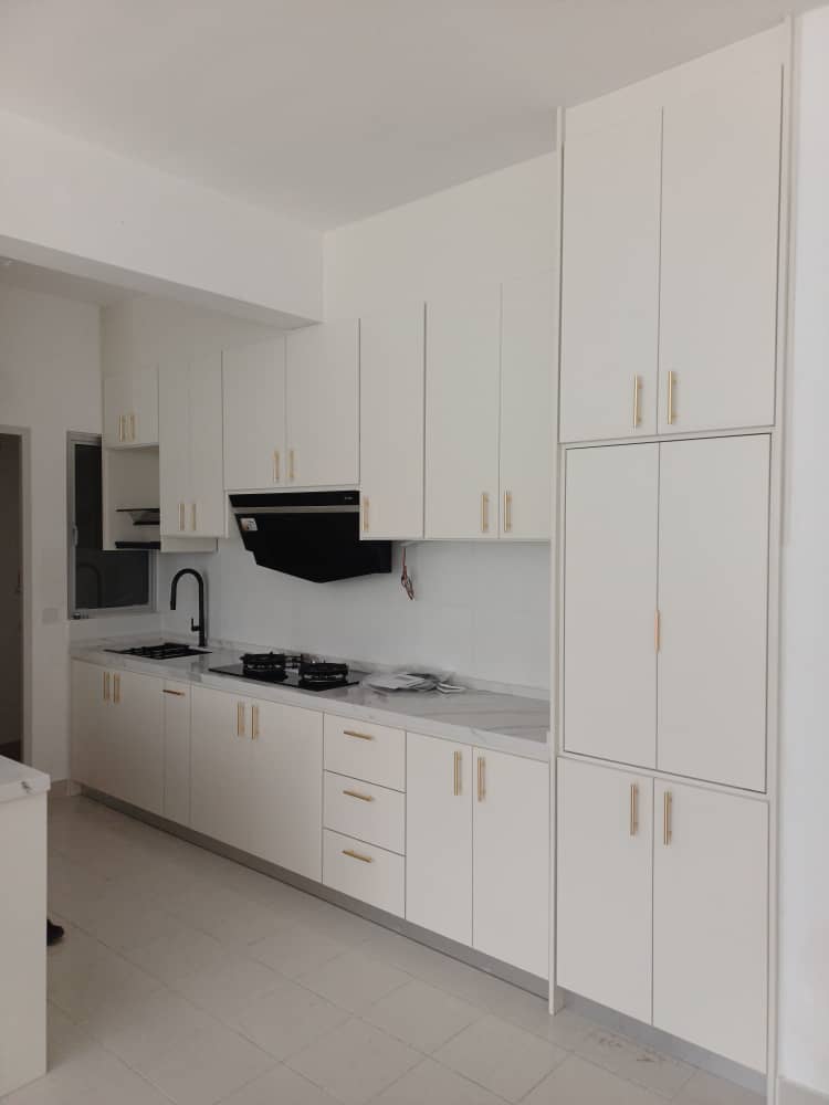 Contemporary kitchen cabinet design in Bukit Tinggi