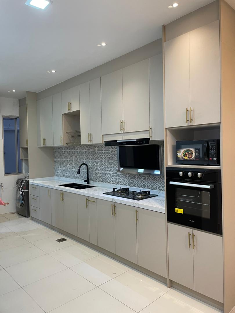 L-shaped kitchen cabinet layout in Bukit Tinggi